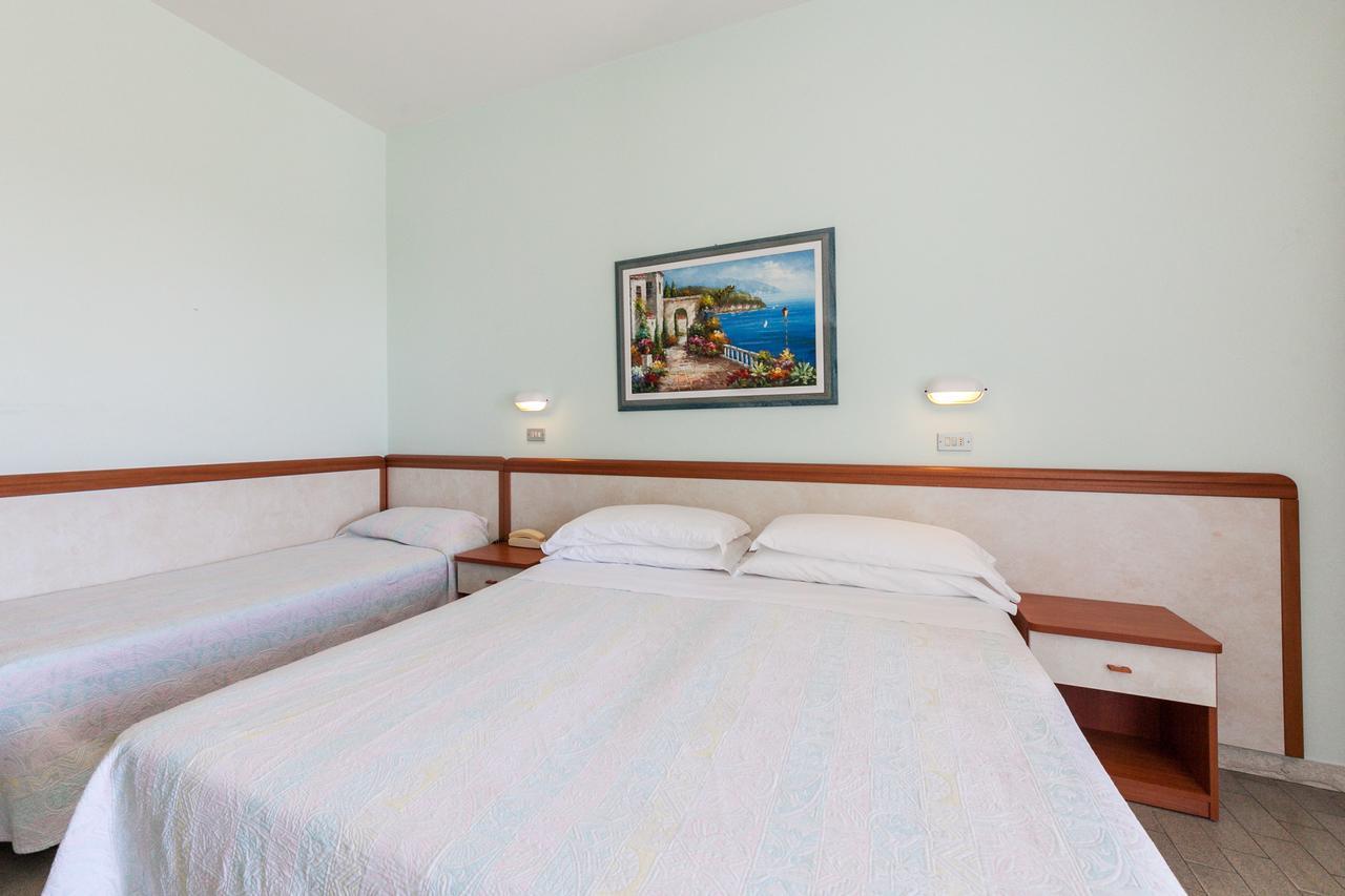 Hotel Universal Μπελάρια-Ιτζέα Μαρίνα Εξωτερικό φωτογραφία