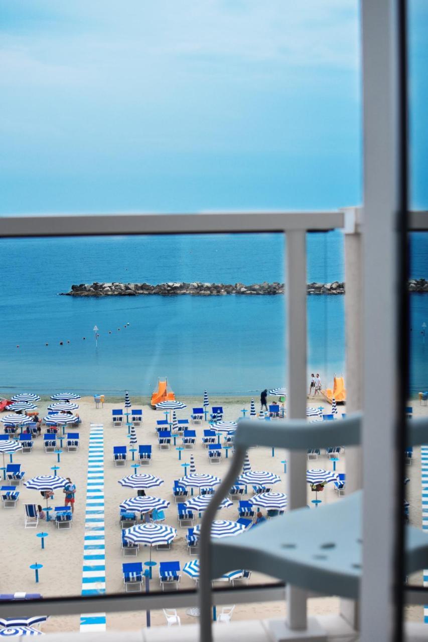 Hotel Universal Μπελάρια-Ιτζέα Μαρίνα Εξωτερικό φωτογραφία