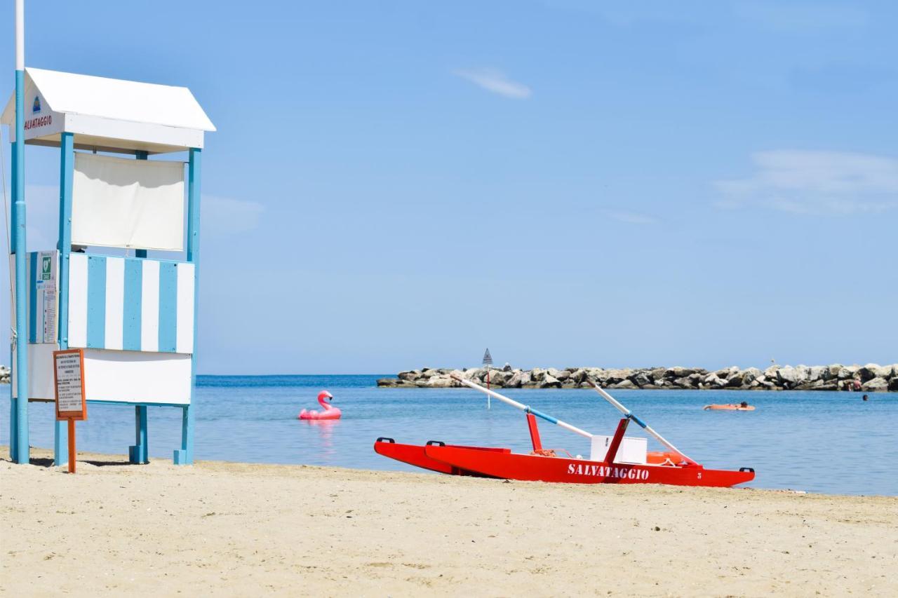 Hotel Universal Μπελάρια-Ιτζέα Μαρίνα Εξωτερικό φωτογραφία