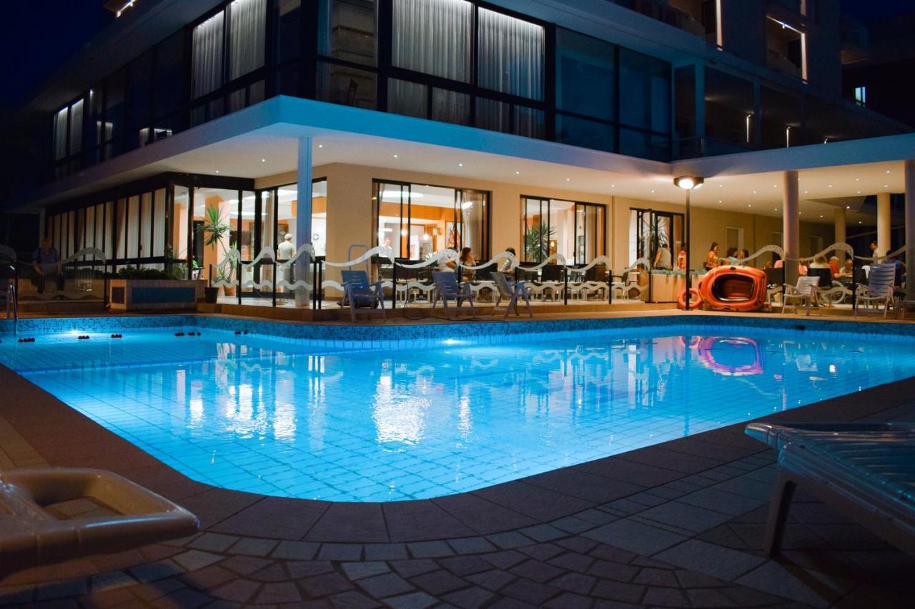 Hotel Universal Μπελάρια-Ιτζέα Μαρίνα Εξωτερικό φωτογραφία