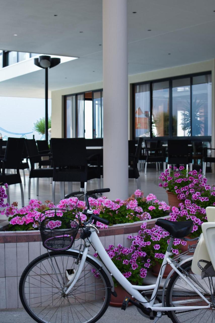 Hotel Universal Μπελάρια-Ιτζέα Μαρίνα Εξωτερικό φωτογραφία